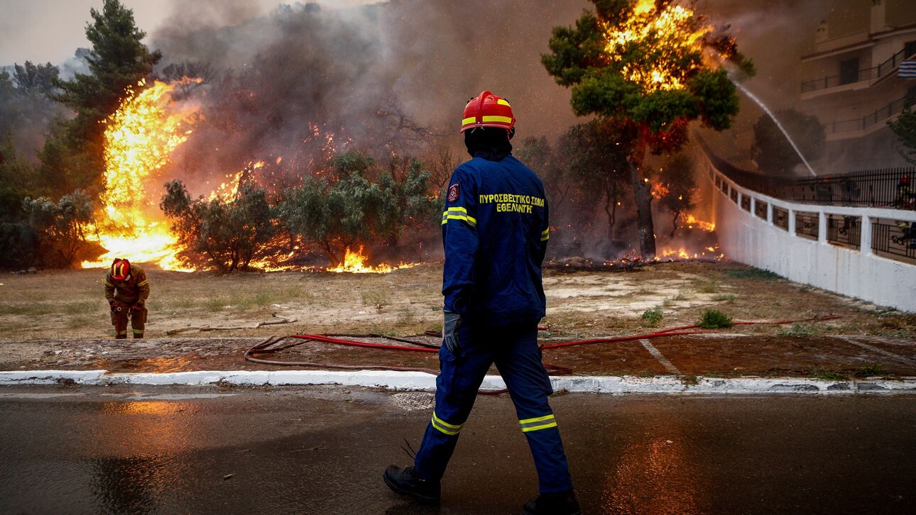 Υψηλός κίνδυνος πυρκαγιάς την Παρασκευή σε πέντε Περιφέρειες – Βροχές στα βόρεια