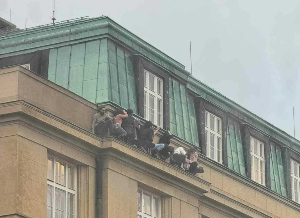 Πράγα – Σκηνές πανικού: Φοιτητές οχυρώθηκαν για να σωθούν από τον ένοπλο