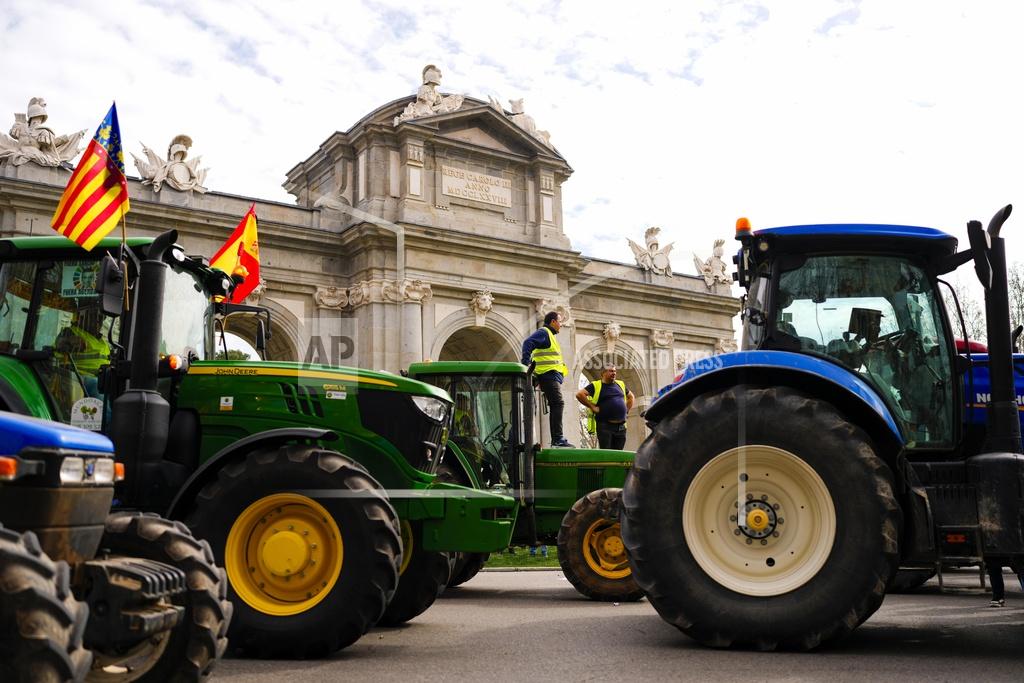 Ισπανία: Οι αγρότες κατέβηκαν και πάλι με τρακτέρ στο κέντρο της Μαδρίτης