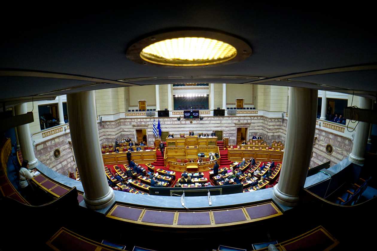 Στη Βουλή η «μάχη» της ακρίβειας- Η τελευταία κοινοβουλευτική αντιπαράθεση πριν τις ευρωεκλογές