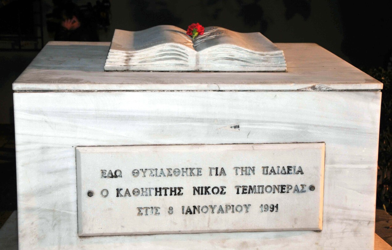 Πάτρα: Ναζιστικά σύμβολα στο μνημείο του Νίκου Τεμπονέρα