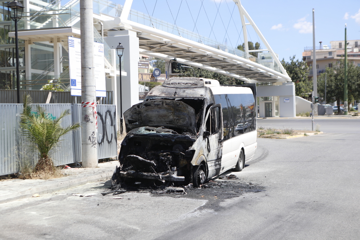 Χαϊδάρι: Καταστράφηκε το τουριστικό λεωφορείο μετά από φωτιά στη Λεωφόρο Αθηνών