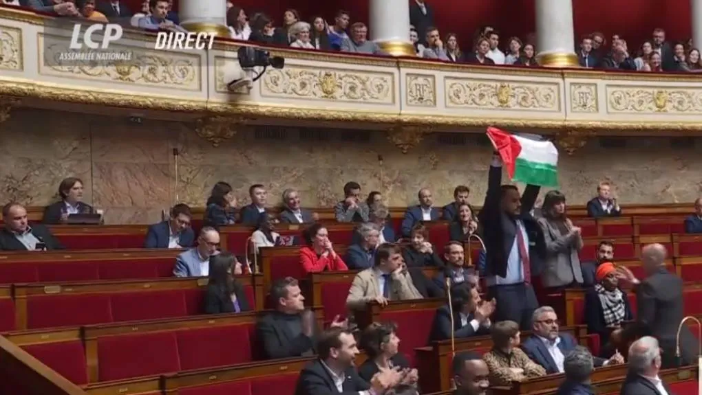 Βουλευτής ύψωσε την παλαιστινιακή σημαία στη γαλλική Βουλή και αποκλείστηκε