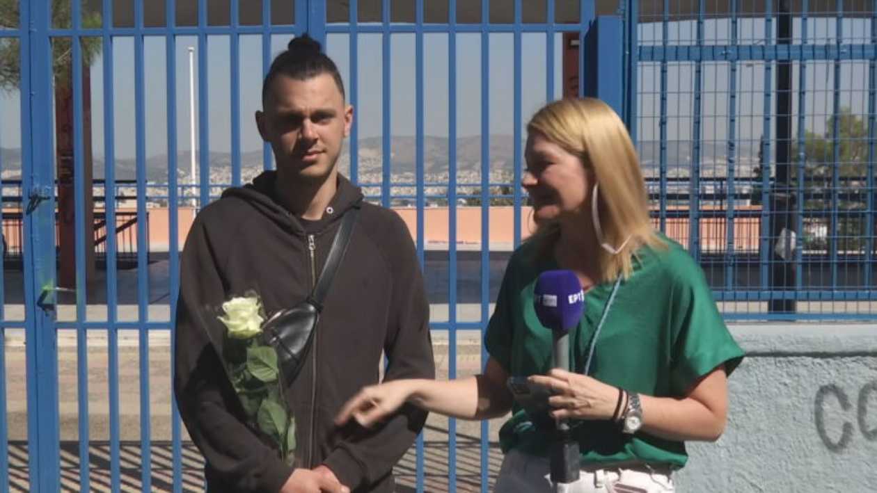 Πανελλήνιες: Περίμενε με λευκό τριαντάφυλλο την κοπέλα του που ξαναδίνει για 2ο πτυχίο