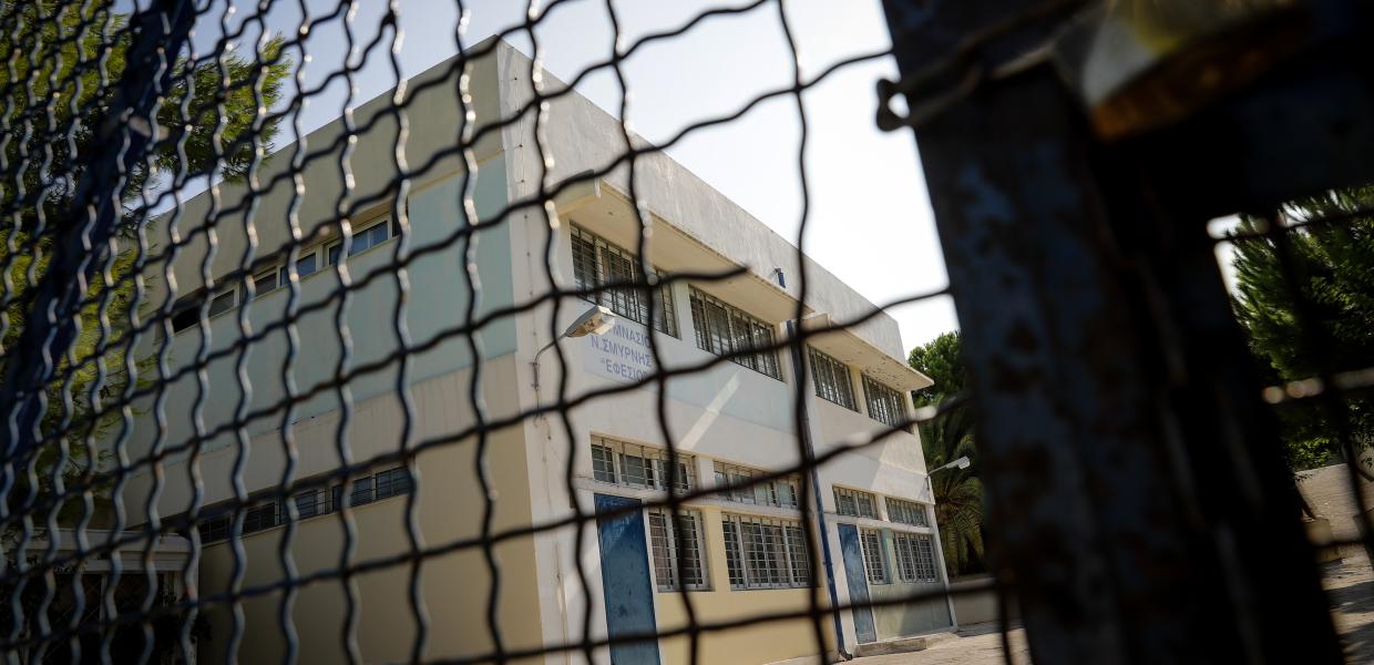 Ρόδος: Άνδρας έβαλε «αγγελία» έξω από Γυμνάσιο – Αναζητούσε «αδύνατη μαθήτρια με μπικίνι»