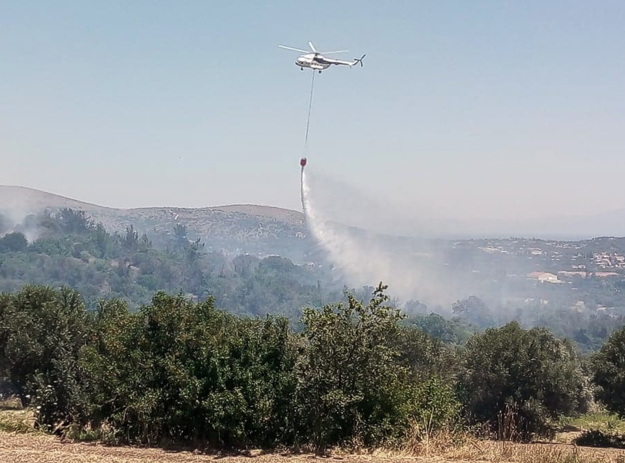 Σε τρία μέτωπα η φωτιά στη Χίο – Μάχη από τους πυροσβέστες για να τη θέσουν υπό έλεγχο