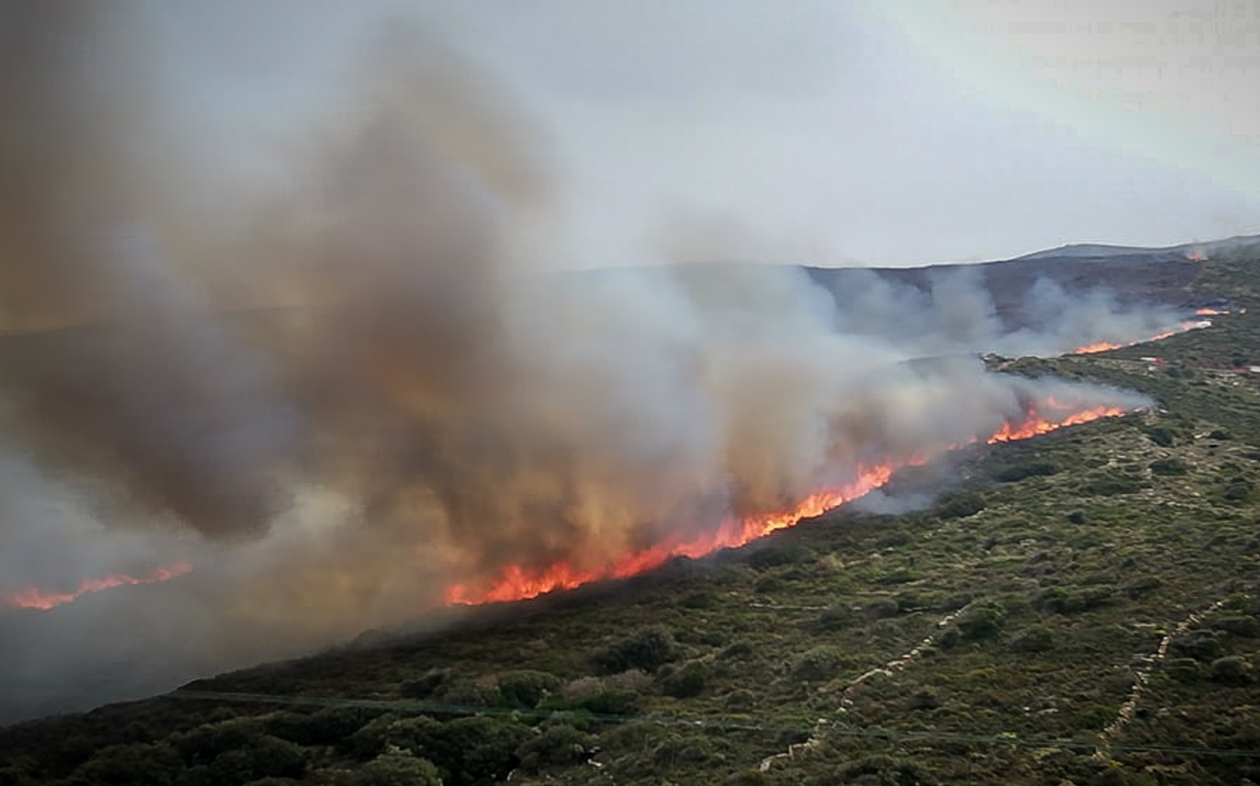 Άνδρος: “Μέσα σε οικισμούς η φωτιά” – Καταφθάνουν ενισχύσεις από Αθήνα