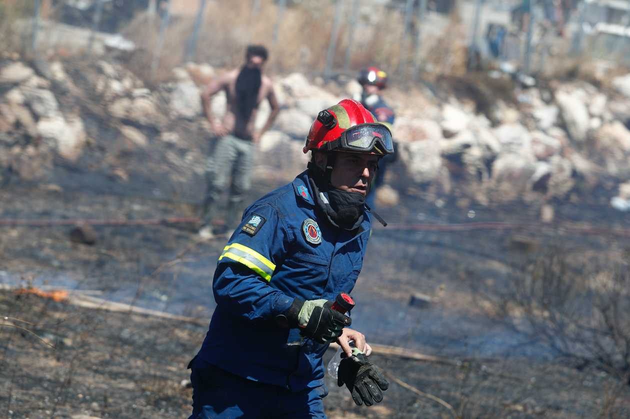 Φωτιά στη Βάρης-Κορωπίου: Στις φλόγες σπίτια κι επιχειρήσεις (Συνεχής ενημέρωση)