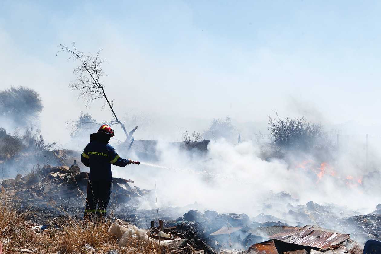 Φωτιά σε Σχιστό κι Ασπρόπυργο: Χωρίς ενεργό μέτωπο οι πυρκαγιές σε Αργολίδα και Βάρης – Κορωπίου
