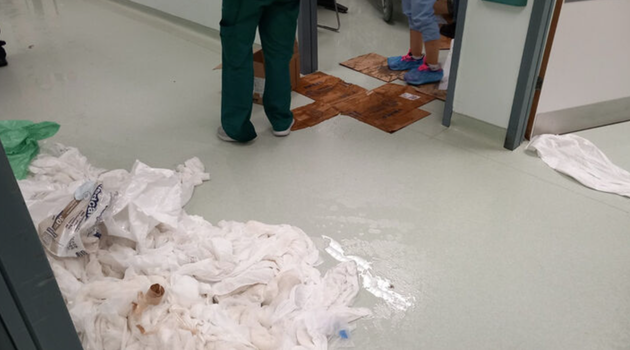 Νοσοκομείο «Αττικόν»: Κατέρρευσε η ψευδοροφή στους κοιτώνες των γιατρών, οι ασθενείς φέρνουν ανεμιστήρες από το σπίτι τους