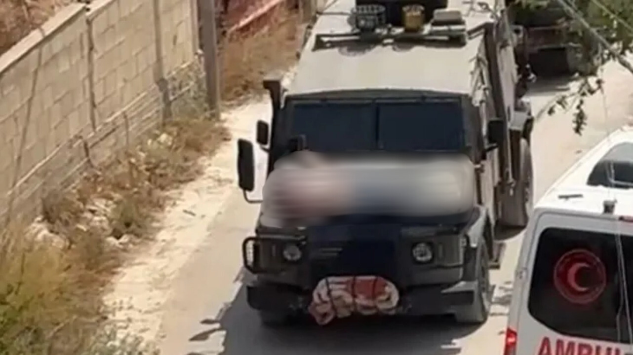 Νέα κτηνωδία Ισραήλ: Έδεσαν τραυματία Παλαιστίνιο στο καπό οχήματος και τον περιέφεραν (video)