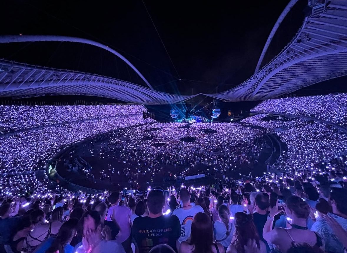 Κοσμοσυρροή στο ΟΑΚΑ για τους Coldplay – Θεαματική συναυλία με 60.000 θεατές
