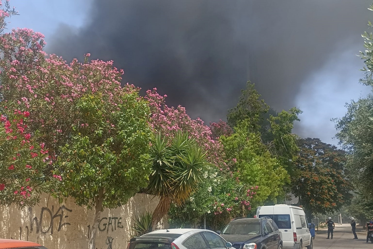 Σε ύφεση η πυρκαγιά στο Μοσχάτο – Αποκαταστάθηκε η κυκλοφορία στην περιοχή