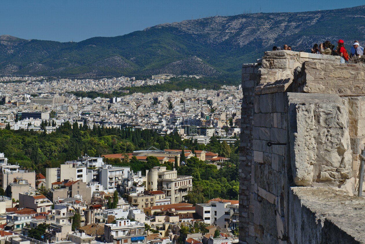 Στεγαστική κρίση: Το 72% των νέων Ελλήνων έως 34 ετών μένει με τους γονείς του – Πώς επηρεάζεται το δημογραφικό