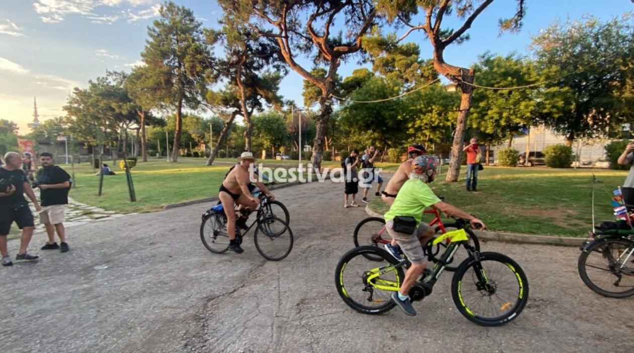 Θεσσαλονίκη: Γυμνή ποδηλατοδρομία για τη μόλυνση του περιβάλλοντος