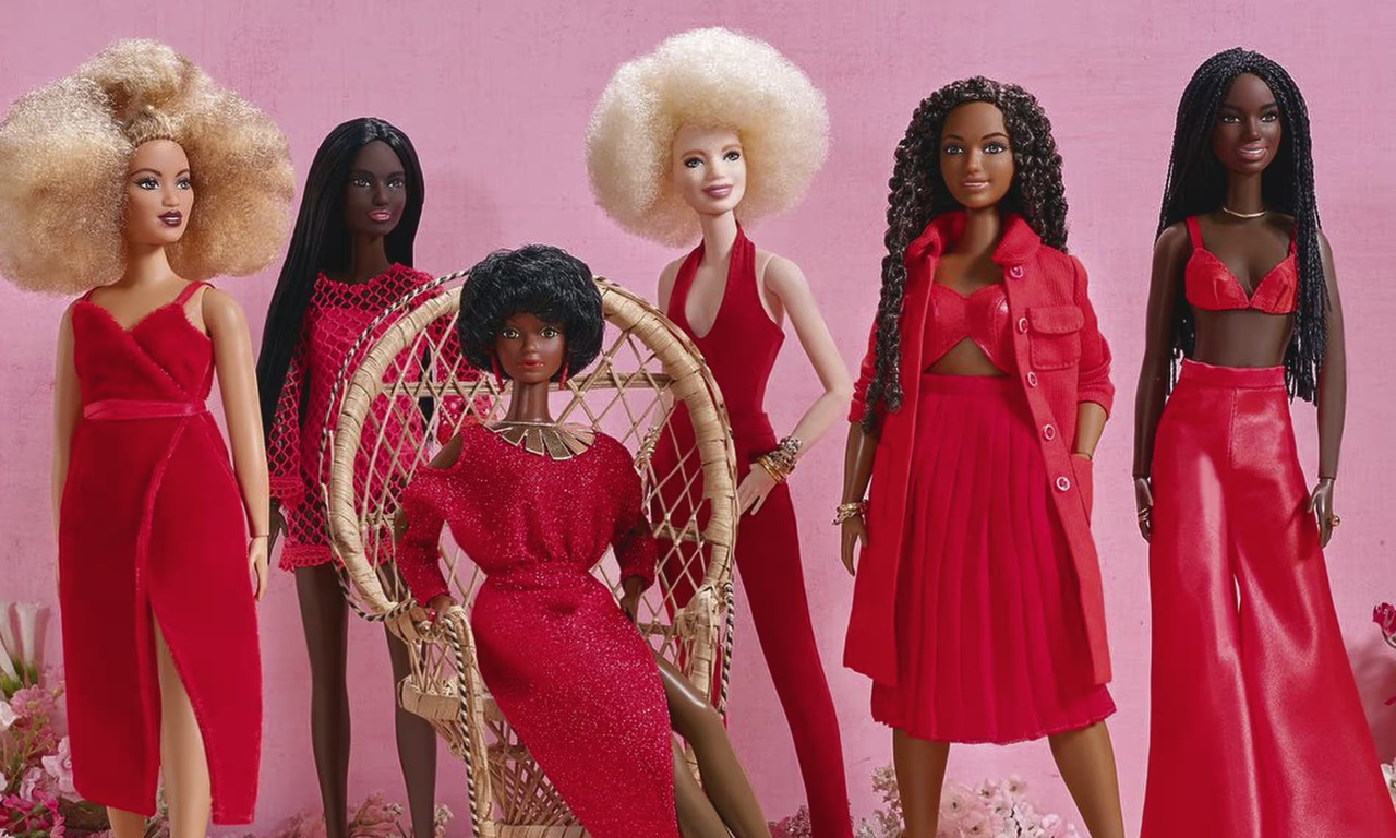 «Κάποια να μοιάζει με εμάς»: Οι γυναίκες πίσω από την πρώτη μαύρη Barbie και ο αγώνας για ορατότητα (video)