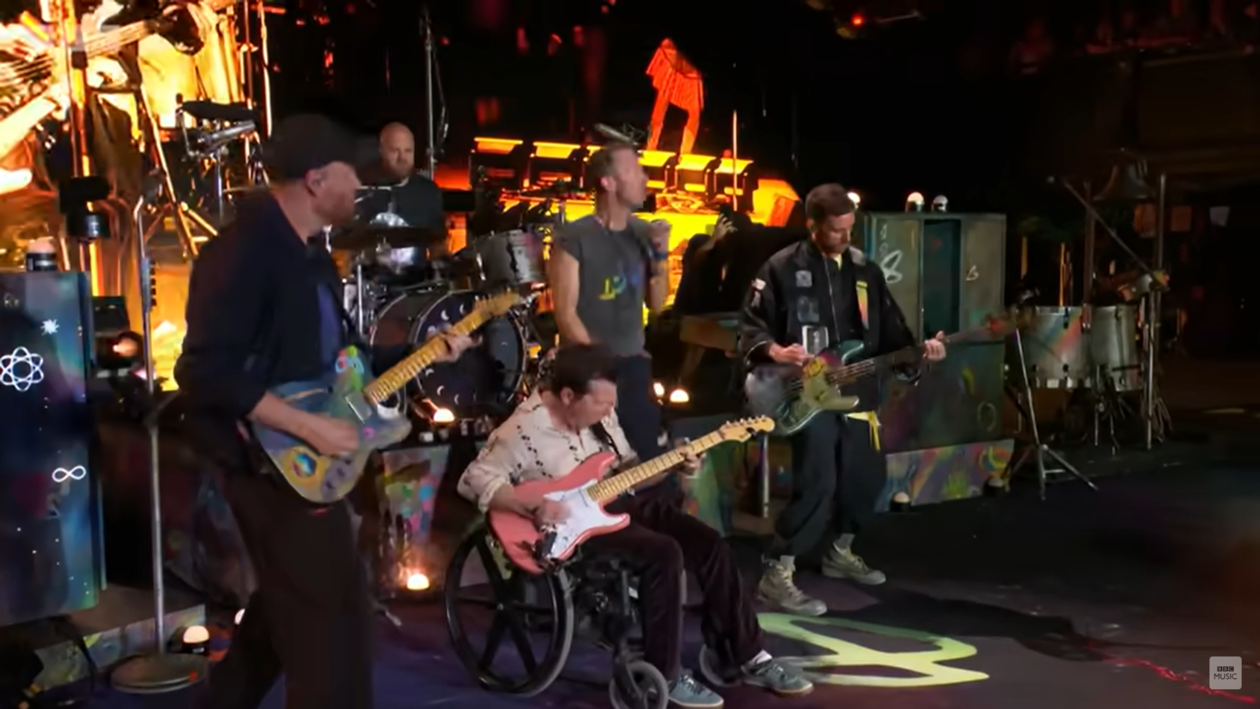 Michael J. Fox: Έπαιξε κιθάρα ως guest star στη συναυλία των Coldplay