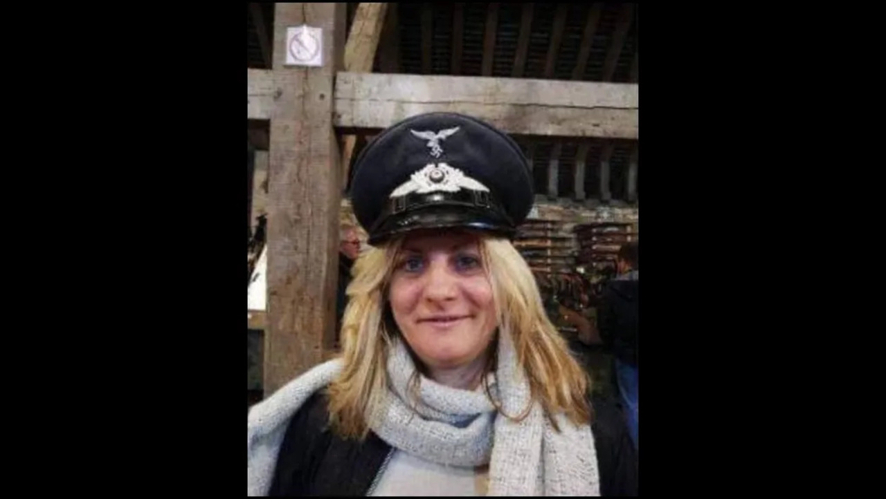Η Λεπέν αναγκάζεται να διαγράψει υποψήφια που πόζαρε με ναζιστικό καπέλο (Εικόνα)