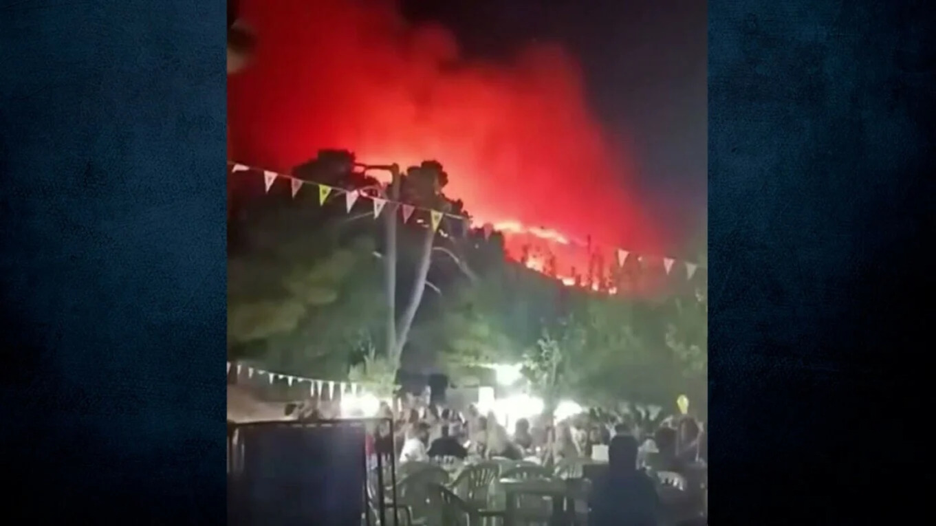 Οργή για τη Ζάκυνθο: Χορεύανε σε πανηγύρι όσο η φωτιά μαινόταν πίσω τους (video)
